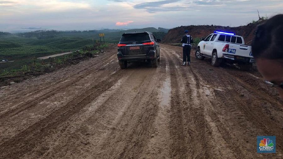Mobil yang ditunggangi jajaran kabinet Indonesia Maju nyaris terperosok di sebagian wilayah calon Ibu Kota Baru