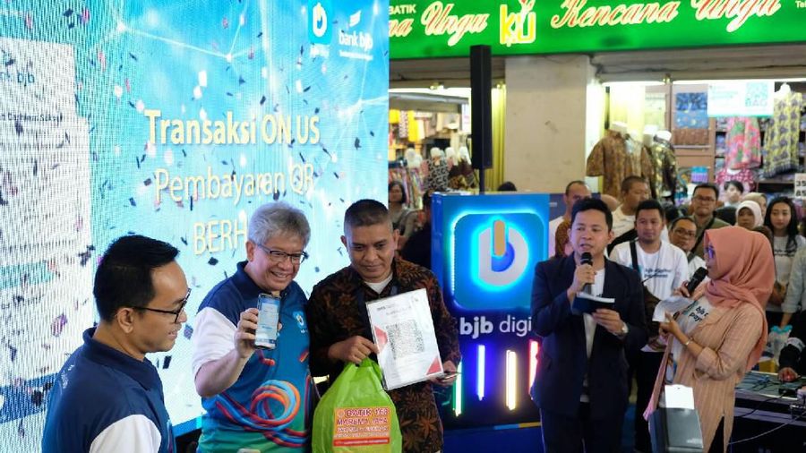 PT Bank Pembangunan Daerah Jawa Barat & Banten Tbk (BJBR) melakukan uji coba (piloting) penggunaan QRIS di Pasar Baru, Bandung, Jawa Barat.