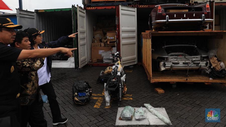Kementerian Keuangan bersinergi dengan Polri, TNI dan Kejaksaan Agung menggagalkan penyelundupan puluhan mobil dan motor mewah ke Indonesia di TPK Koja.