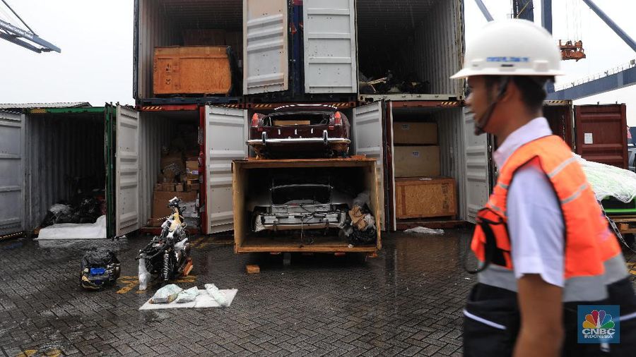 Kementerian Keuangan bersinergi dengan Polri, TNI dan Kejaksaan Agung menggagalkan penyelundupan puluhan mobil dan motor mewah ke Indonesia di TPK Koja.