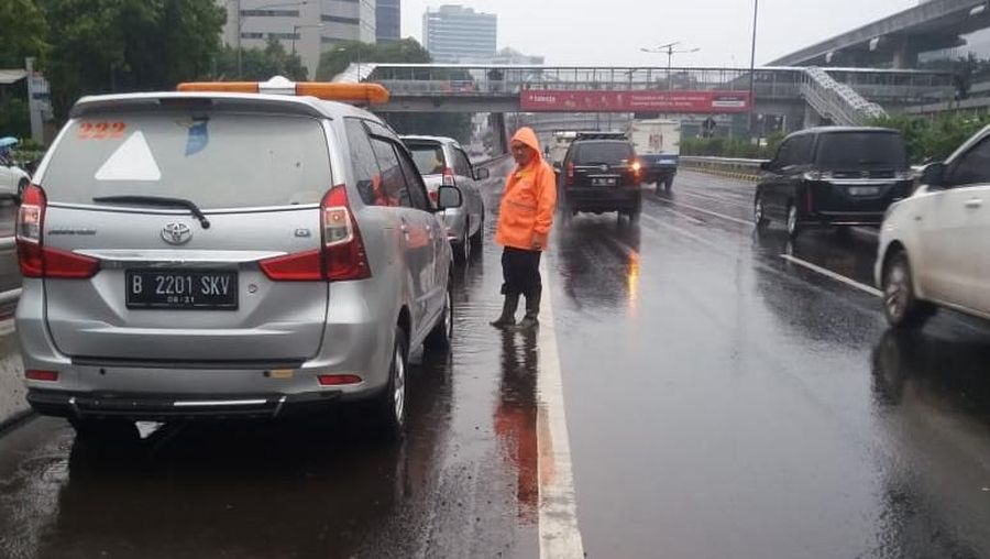 Banjir yang terjadi pada sejumlah ruas tol di Ibu Kota Jakarta membuat pemerintah turun tangan.