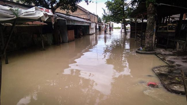 Tanggul Sungai Jebol, Banjir Rendam Komplek Cimareme Bandung