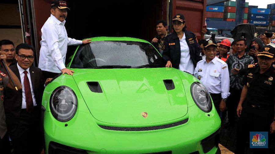 Kementerian Keuangan bersinergi dengan Polri, TNI dan Kejaksaan Agung menggagalkan penyelundupan puluhan mobil dan motor mewah ke Indonesia di TPK Koja.