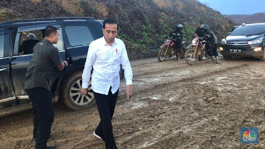 Presiden Jokowi melakukan survei lapangan untuk menentukan titik pusat ibu kota baru di Kalimantan Timur pada Selasa, 17 Desember 2019.