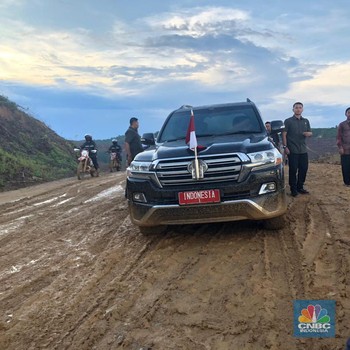 Naik Gunung Lewati Lembah, Blusukan Jokowi Cek Ibu Kota Baru