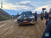 Naik Gunung Lewati Lembah, Blusukan Jokowi Cek Ibu Kota Baru