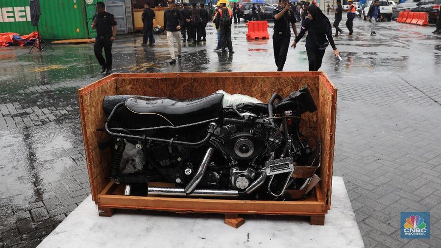 Kementerian Keuangan bersinergi dengan Polri, TNI dan Kejaksaan Agung menggagalkan penyelundupan puluhan mobil dan motor mewah ke Indonesia di TPK Koja.