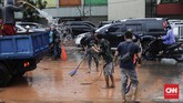 Genangan yang menutup hingga ketinggian rata-rata 10-15 centimeter juga terjadi di jalan Rasuna Said antara Menara Kadin hingga Menara Cyber arah Monas. (CNNIndonesia/Adhi Wicaksono).