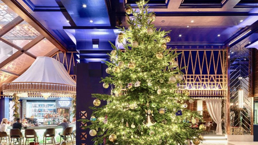 Hotel di Spanyol mengklaim punya pohon natal termahal di dunia, berhias berlian. 