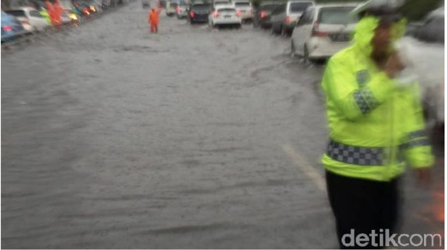 Tol Dalam Kota sempat banjir, Jasa Marga mengklaim sejak pukul 15.00 air sudah surut.