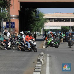 Tarif Ojol Jabodetabek Naik Rp 250/Km, Apa Kata Grab & Gojek?
