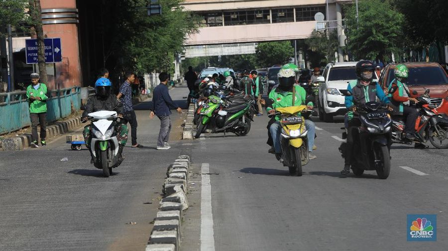Driver ojek onlin skema bagi hasil dengan aplikator seperti Grab dan Gojek dikurangi atau dihilangkan selama skema PSBB berlaku.