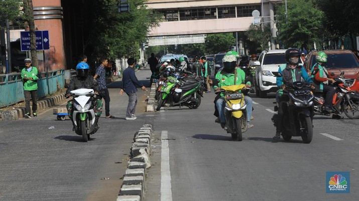 Puluhan Driver Ojol Ini Parkir di Tengah Jalan Mangga Dua. (CNBC Indonesia/Andrean Kristianto)