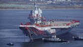 Angkatan Laut China meluncurkan kapal induk buatan dalam negeri yang pertama, Shandong, pada Selasa (17/12) kemarin. Selepas upacara, kapal itu dilaporkan langsung diterjunkan di wilayah Laut China Selatan. (STR/AFP)