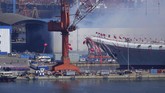 Kapal yang dibuat di galangan Dalian itu akan menemani saudara tertuanya yang berasal dari Ukraina, Liaoning, di Laut China Selatan. Pembuatan kapal itu selesai pada 2017 silam. (STR/AFP)