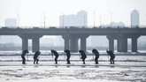 Mereka masing-masing bisa menghasilkan sekitar 500 yuan (sekitar Rp1 juta) per hari. (NOEL CELIS / AFP)