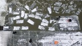 Pekerja harus berendam dalam dinginnya sungai setiap hari. Tapi itu adalah risiko yang rela diambil oleh para pekerja yang merupakan petani untuk mendapatkan uang tambahan selama musim dingin. (NOEL CELIS / AFP)