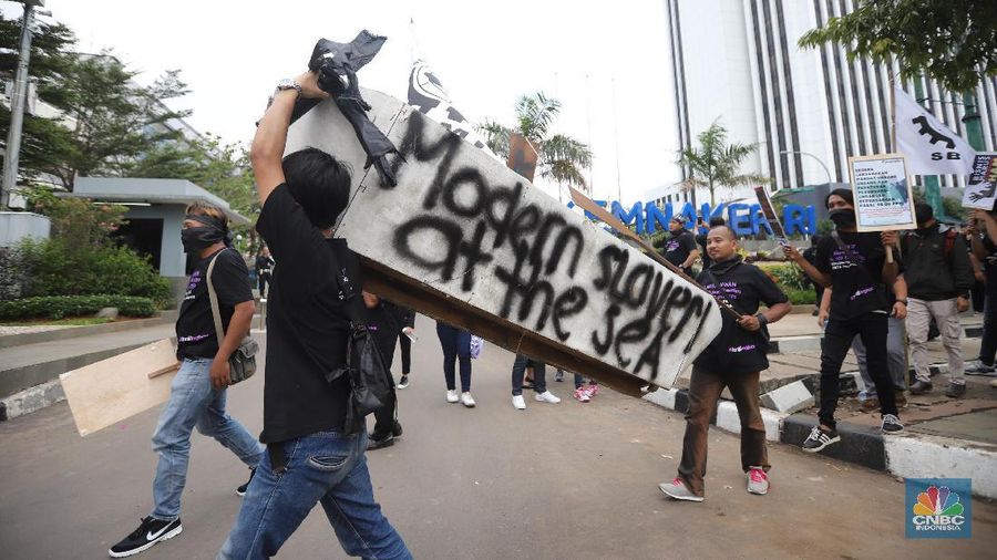 Sejumlah organisasi buruh migran berdemo di depan kantor Kemnaker, Jakarta, Rabu (18/12/2019).