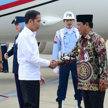 Gaya Jokowi Resmikan Terminal Baru Bandara Syamsudin Noor