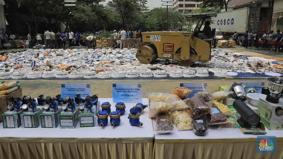 Kementerian Perdagangan dan Kementerian Keuangan melakukan pemusnahan Barang Hasil Pengawasan Kementerian Perdagangan Periode 2019.