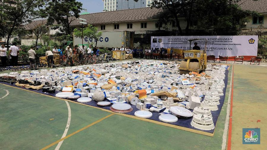 Kementerian Perdagangan dan Kementerian Keuangan melakukan pemusnahan Barang Hasil Pengawasan Kementerian Perdagangan Periode 2019.