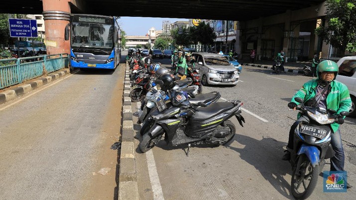 Puluhan Driver Ojol Ini Parkir di Tengah Jalan Mangga Dua. (CNBC Indonesia/Andrean Kristianto)