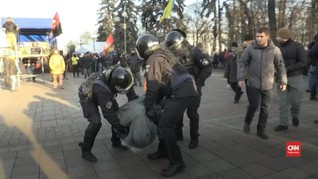 VIDEO: 19 Orang Terluka Akibat Bentrok di Ukraina
