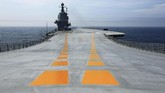 Ciri khas kapal induk China adalah landasannya memiliki jalur lompat (ski jump) bagi jet tempur untuk menambah daya lontar karena mereka tidak memiliki sistem ketapel uap seperti kapal induk Amerika Serikat. (Photo by - / AFP)