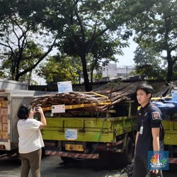 Ribuan Barang 'Haram'dari Baja-Pakaian Berakhir Jadi Sampah