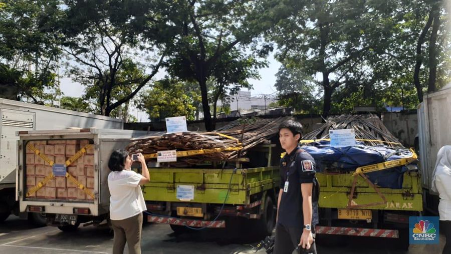 Kemendag-Bea Cukai memusnahkan barang ilegal hasil operasi 2019.