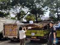 Ribuan Barang 'Haram'dari Baja-Pakaian Berakhir Jadi Sampah