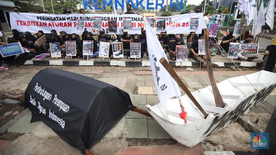 Sejumlah organisasi buruh migran berdemo di depan kantor Kemnaker, Jakarta, Rabu (18/12/2019).