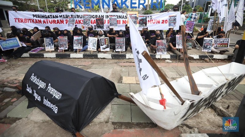 Sejumlah organisasi buruh migran berdemo di depan kantor Kemnaker, Jakarta, Rabu (18/12/2019).