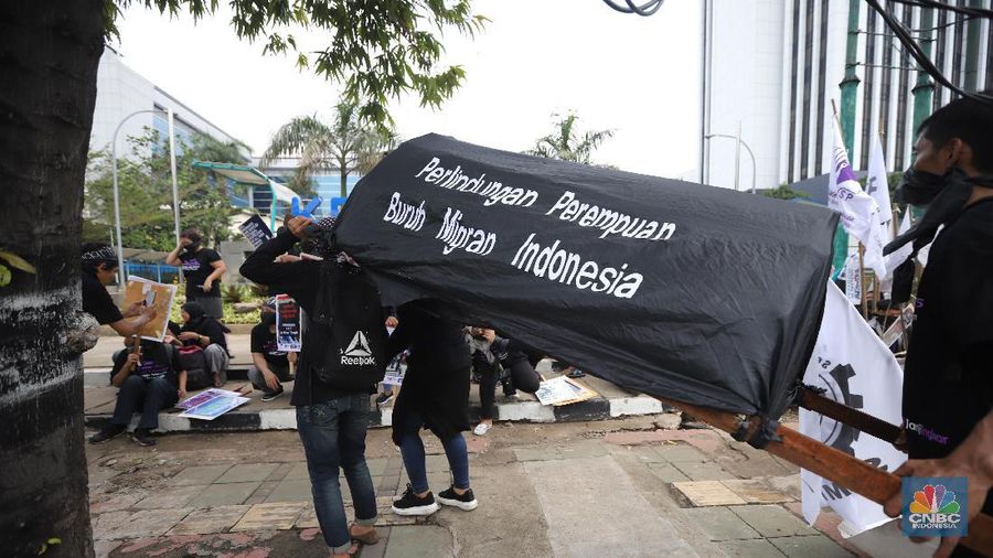 Sejumlah organisasi buruh migran berdemo di depan kantor Kemnaker, Jakarta, Rabu (18/12/2019).