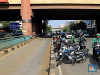 Berebut Pasar RI, Sampai Kapan Grab & Gojek Tahan Bakar Uang?