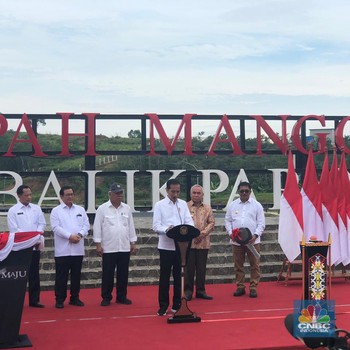 Intip Gaya Jokowi Resmikan 'Bak Sampah Raksasa' di Balikpapan