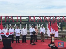 Intip Gaya Jokowi Resmikan 'Bak Sampah Raksasa' di Balikpapan