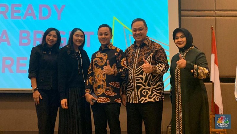 Founder Duta Bangsa, Anita Ratnasari Tanjung launching program Duta Bangsa dengan menggandeng ESQ, untuk menghasilkan SDM unggul berkualitas. 