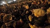 Demonstran sempat meneriakkan ‘Catalan’ sembari membentangkan poster biru bertuliskan ‘Spanyol, duduk dan bicaran KEBEBASAN’ yang merujuk pada seruan kemerdekaan Catalonia. (AP Photo/Joan Mateu)