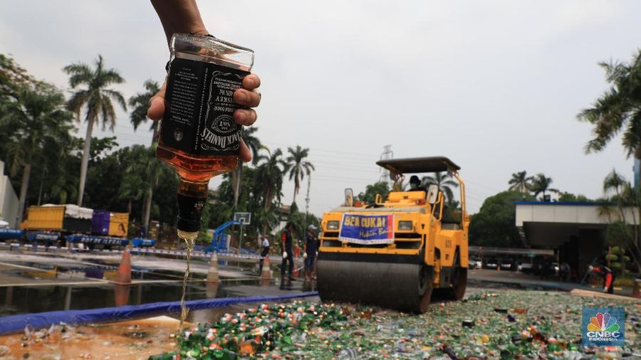 Pemusnahan Jutaaan Batang Rokok dan 14 Ribu Botol Miras.(CNBC Indonesia/Muhammad Sabki)