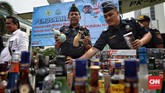 Pemusnahan barang bukti minuman keras dan rokok ilegal hasil tangkapan Bea Cukai di Kantor Pusat Bea Cukai, Rawamangun, Jakarta, Kamis, 19 Desember 2019. Bea Cukai Jakarta melakukan pemusnahan 2.777.114 batang rokok dan 14.719 botol minuman keras ilegal berbagai merek. (CNN Indonesia/Bisma Septalisma)