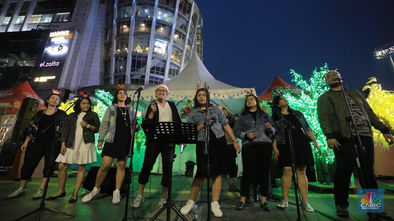 Pemprov DKI berkolaborasi dengan sejumlah pihak mengadakan Christmas Carol trotoar Sudirman-Thamrin.