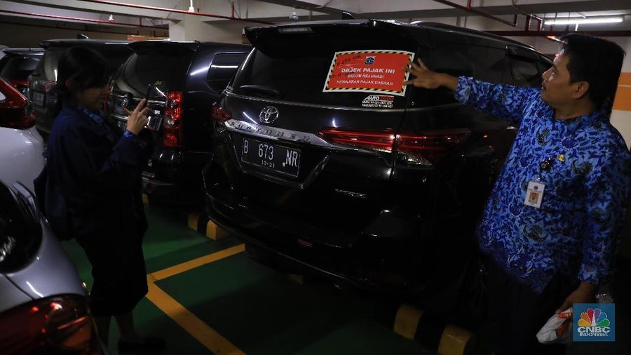 BPRD DKI Jakarta melakukan razia di basement parkiran mobil kawasan Pacific Place, Jakarta.