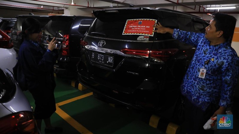 BPRD DKI Jakarta melakukan razia di basement parkiran mobil kawasan Pacific Place, Jakarta.