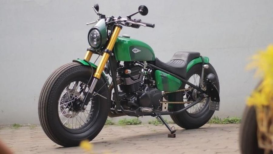 Presiden Jokowi memakai motor berwarna hijau.