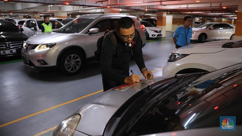 BPRD DKI Jakarta melakukan razia di basement parkiran mobil kawasan Pacific Place, Jakarta.