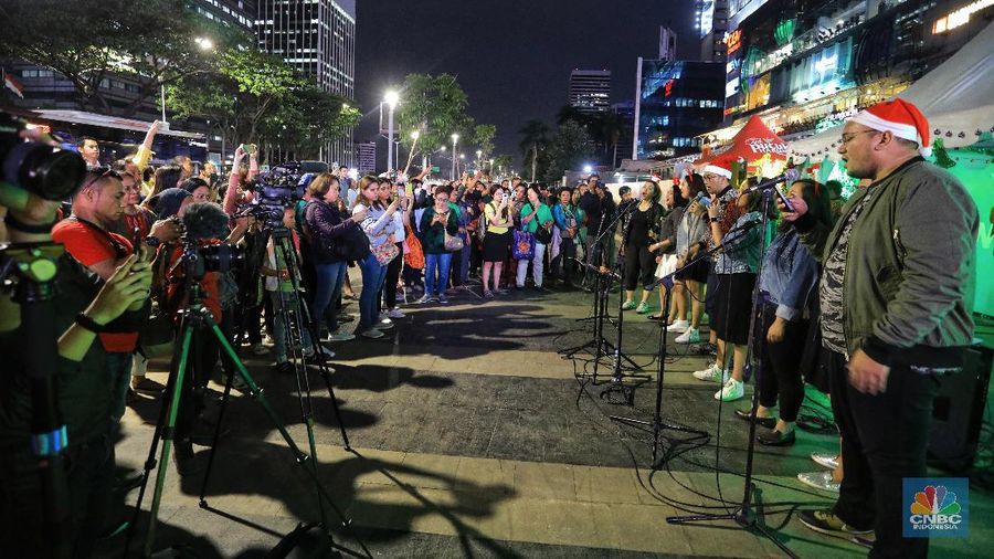 Pemprov DKI berkolaborasi dengan sejumlah pihak mengadakan Christmas Carol trotoar Sudirman-Thamrin.