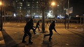 Demonstran berunjuk rasa hingga memblokir jalan menuju stadion Camp Nou untuk mendorong pemerintah Spanyol berdialog dengan kelompok separatis. (AP Photo/Joan Mateu)