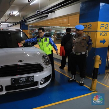 Duh! MINI Hingga Fortuner di Pacific Place Kemplang Pajak