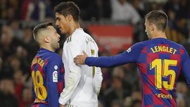 El Clasico: Tendangan Brutal Lenglet Bikin Paha Varane Baret